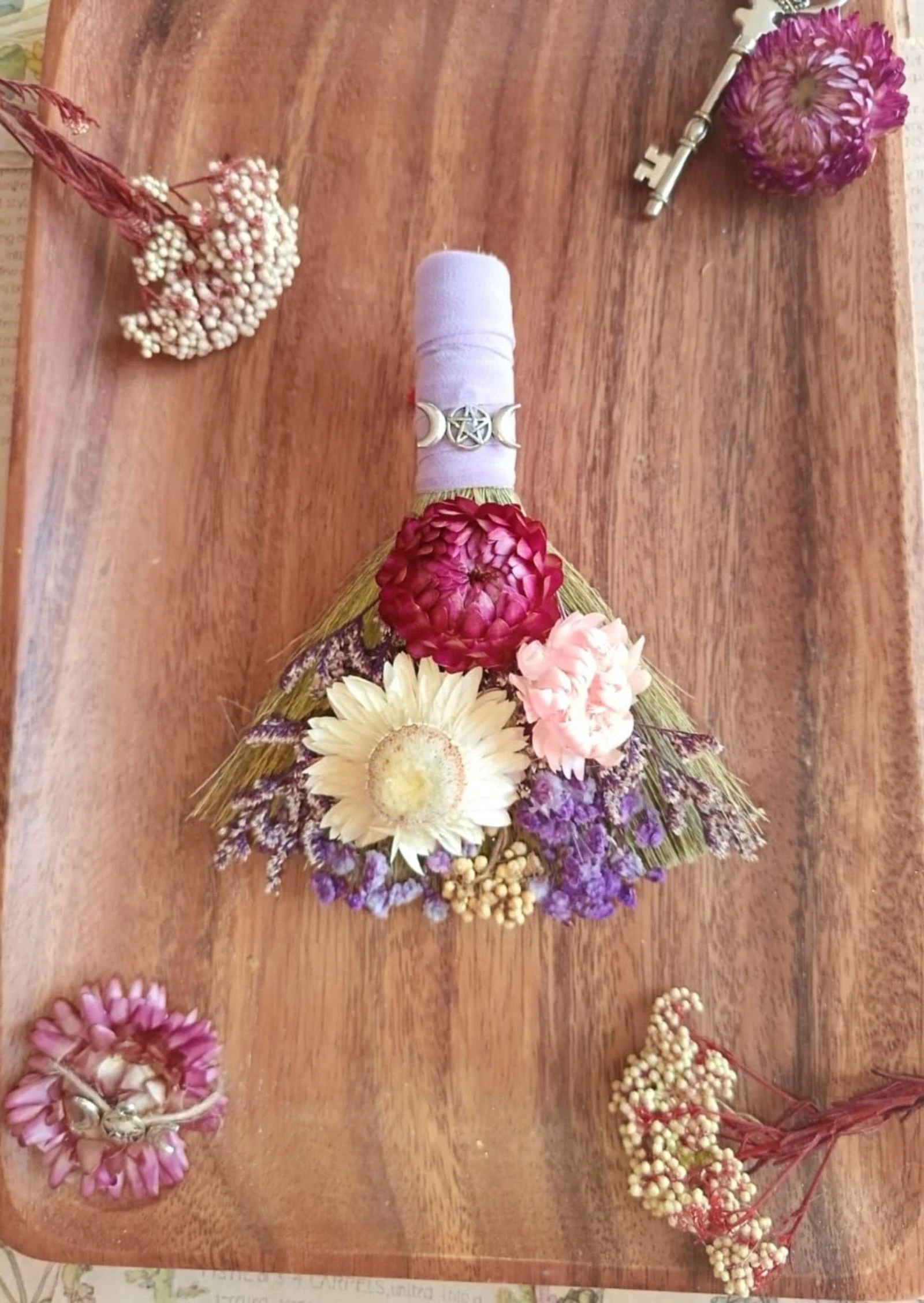 Adorno Escoba de Bruja- Flores preservadas 